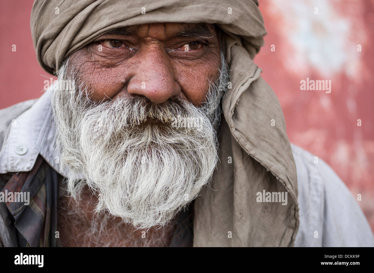 Senzatetto uomo sulla strada Jaipur, Rajasthan, India Foto Stock