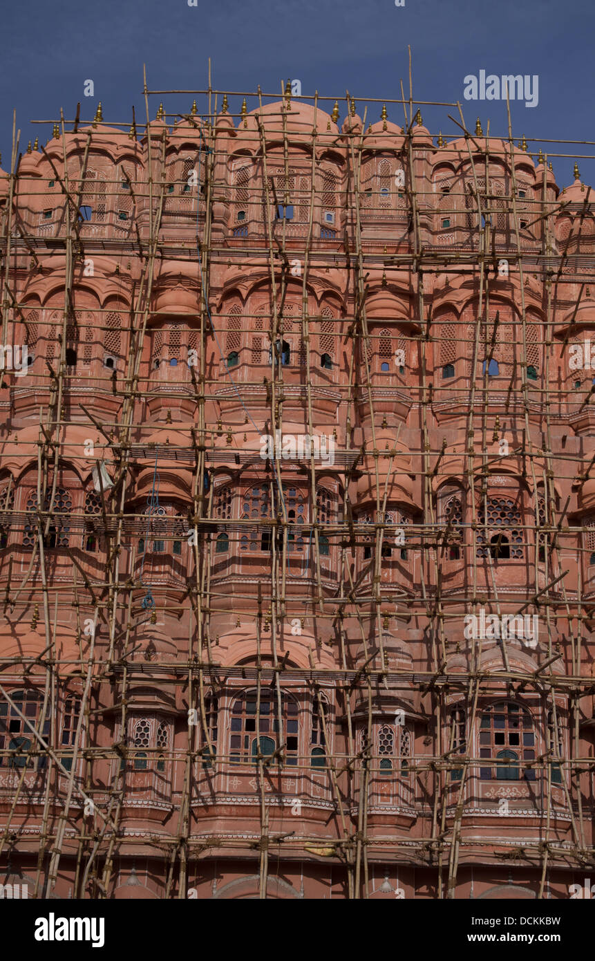 Il bambù impalcature esterne Hawa Mahal ( palazzo dei venti ) - Jaipur, Rajasthan, India Foto Stock