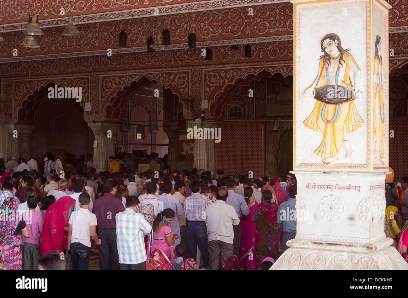 Adoratori in Govind Devji Temple - Jaipur, Rajasthan, India Foto Stock