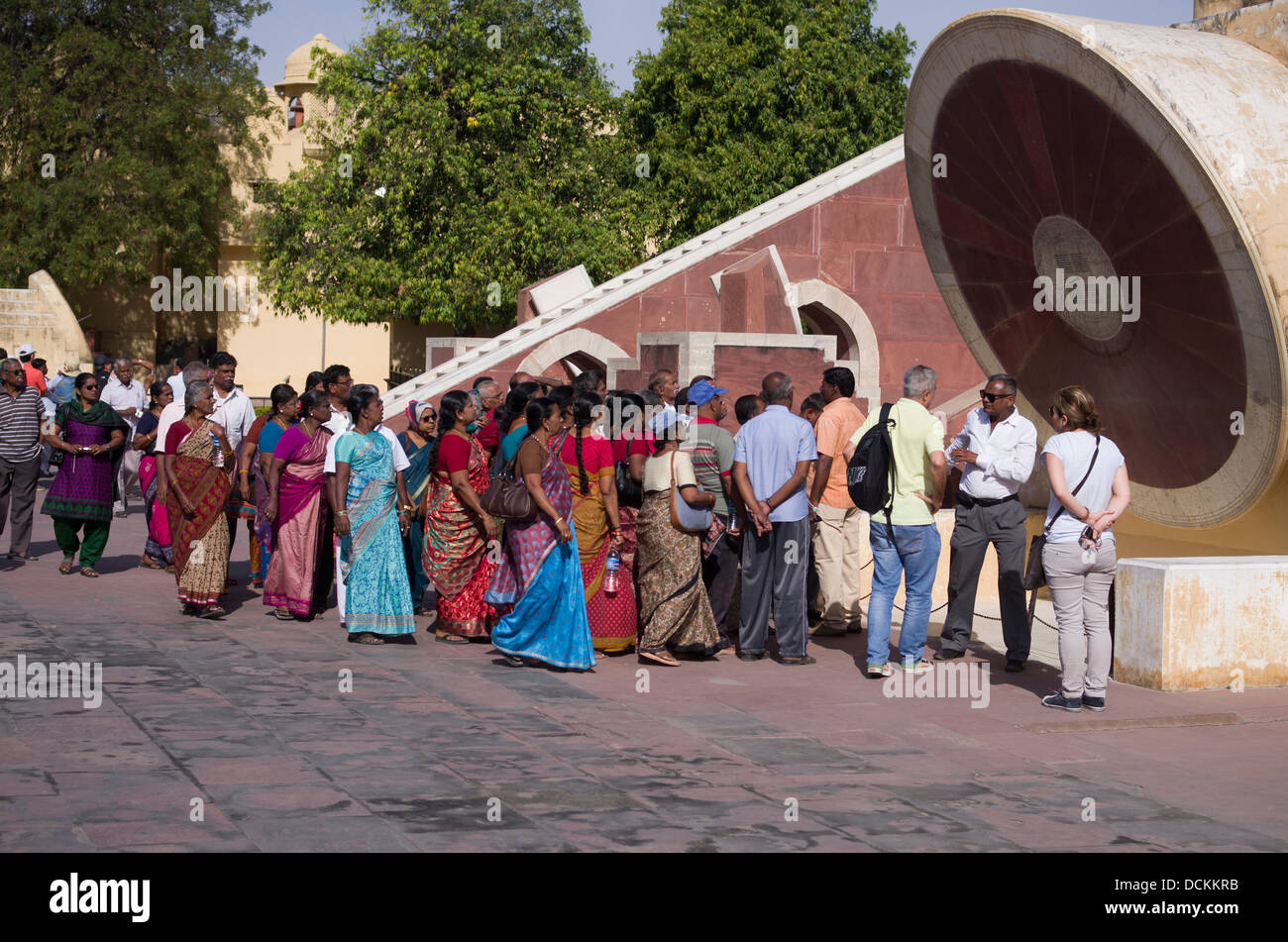 Indian turisti guardano i dispositivi astronomici a Jantar Mantar Observatory - Jaipur, Rajasthan, India Foto Stock