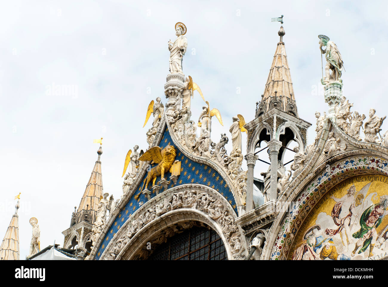 Dettaglio della parte superiore della facciata della Basilica di San Marco, Venezia, con golden leone alato di San Marco e dei mosaici Foto Stock