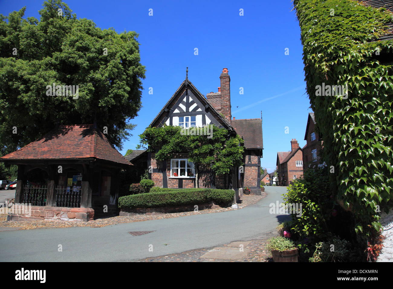 Church Street nel grazioso villaggio di grande Budworth, vicino a Northwich, Cheshire, nota per i suoi pittoreschi edifici. Foto Stock
