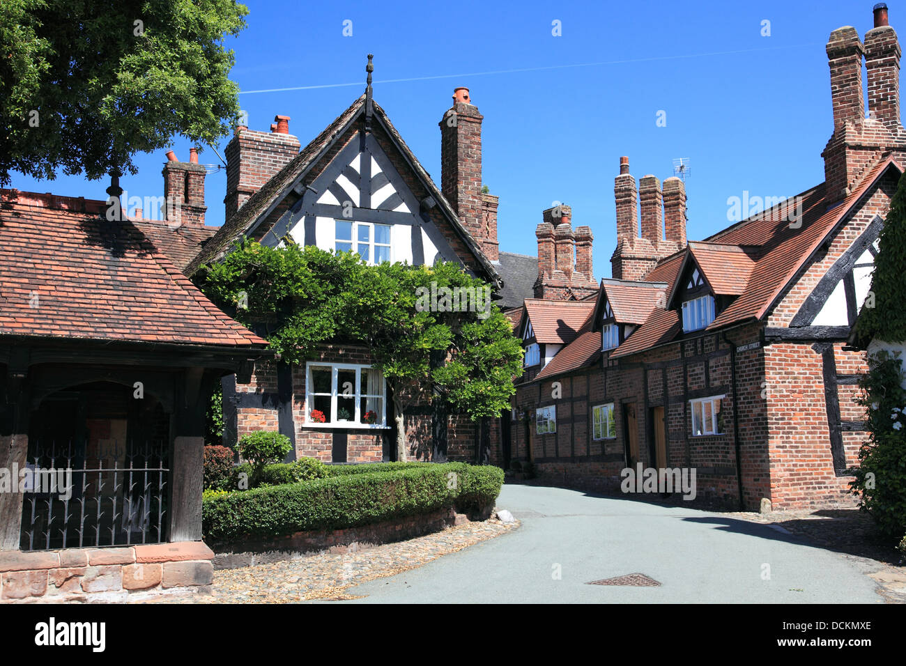 Church Street nel grazioso villaggio di grande Budworth, vicino a Northwich, Cheshire, nota per i suoi pittoreschi edifici. Foto Stock