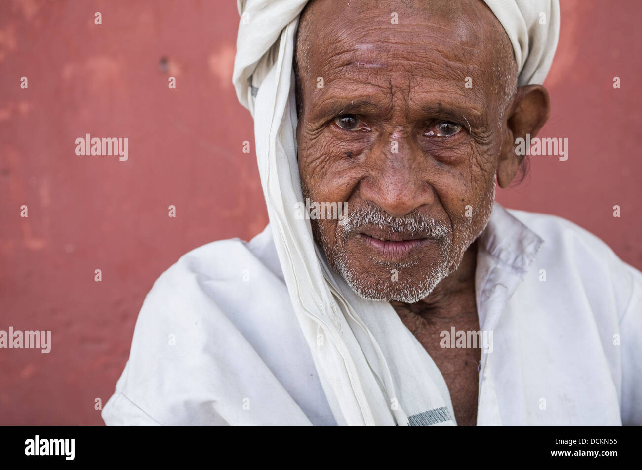 Senzatetto uomo sulla strada Jaipur, Rajasthan, India Foto Stock