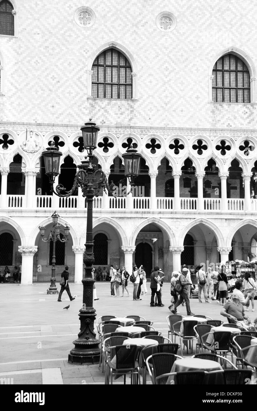 Fotografia in bianco e nero di cafe tabelle di Venezia con il Palazzo Ducale dietro, Venezia, Italia Foto Stock
