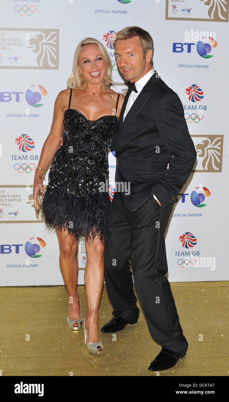 Jayne Torville e Christopher Dean BT Olympic sfera mantenuta a Olympia - Arrivi. Londra, Inghilterra - 07.10.11 Foto Stock