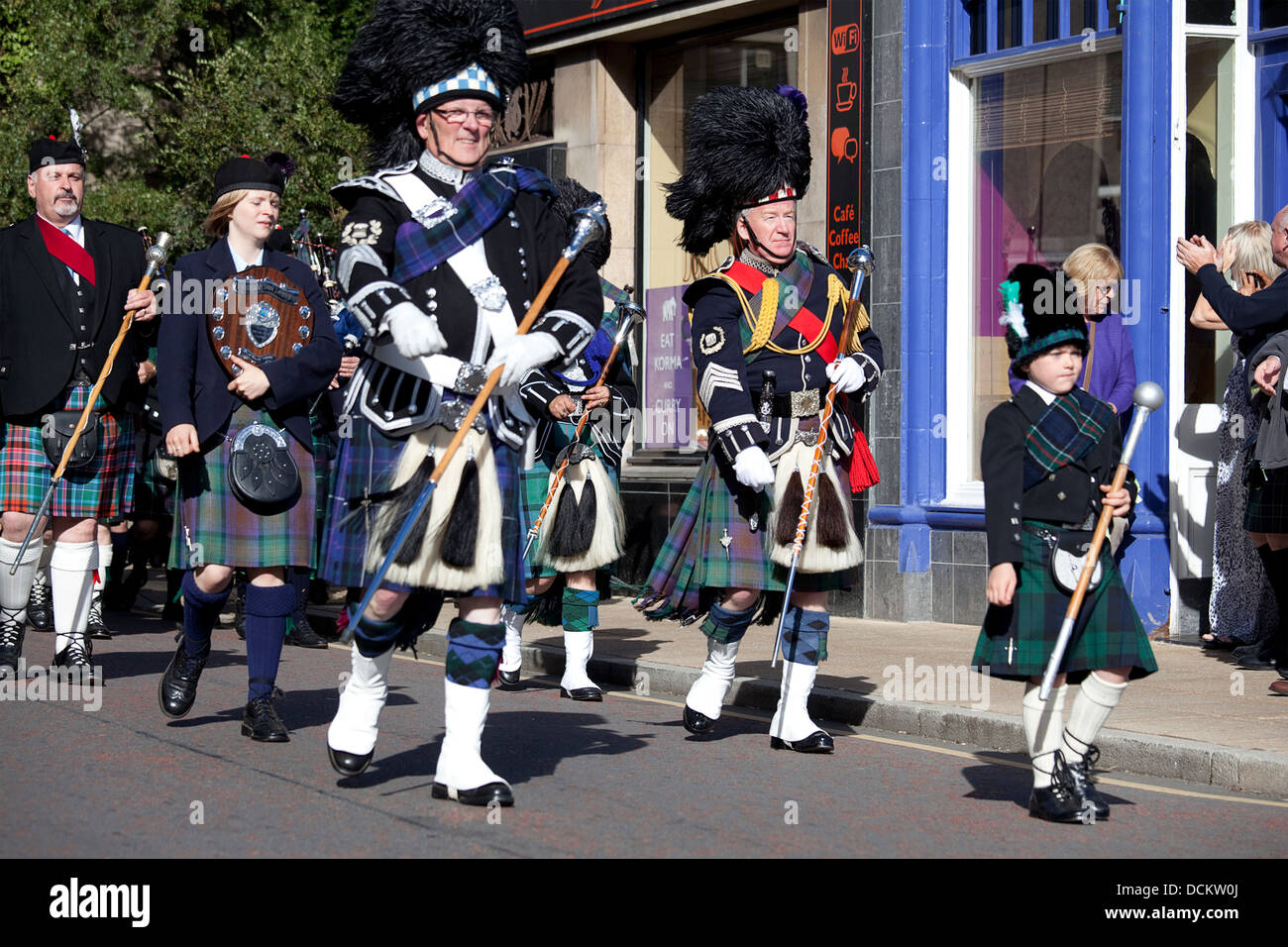 Nairn Scozia - Agosto 17th, 2013: Tamburo Major che conducono i loro Marching Band attraverso la high street a Nairn. Foto Stock