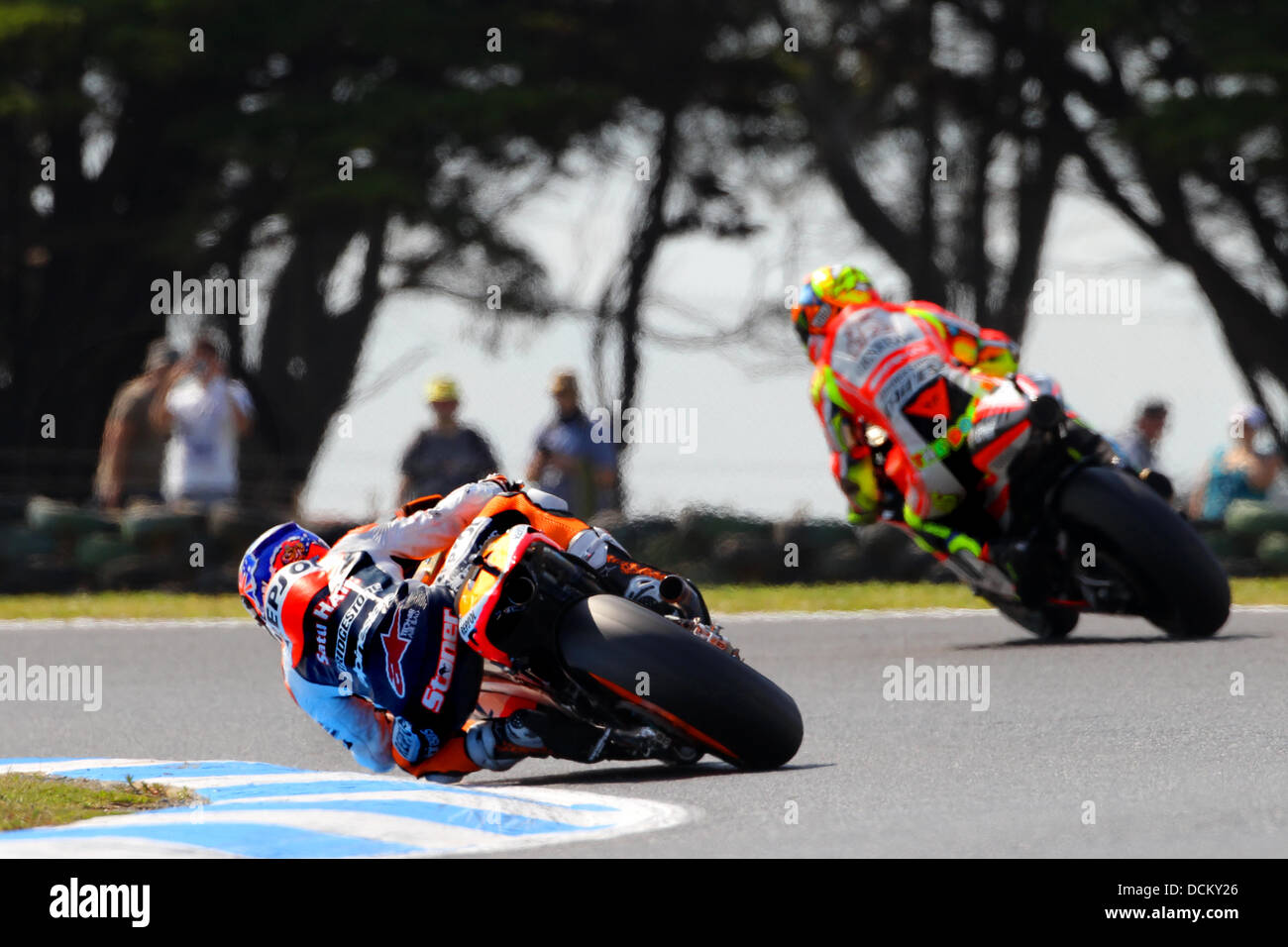 Mondo Moto GP campionato. Round16.Phillip Island.Australia. - 14.10.11 #27 Casey Stoner (AUS) Repsol Honda Team corse all'interno di Valentino Rossi (Ita) Ducati Marlboro. - Motorrad-WM - MotoGP in Australien - Motorrad - Motorradsport - Grand Prix di Phillip Island - moto racing - ***non disponibili per la pubblicazione in Germania. Disponibile per la pubblicazione nel resto del th Foto Stock