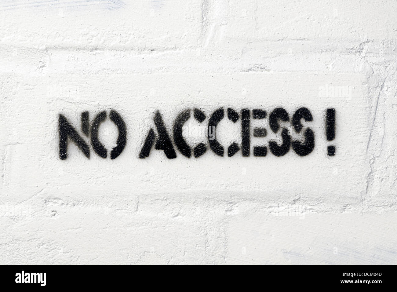 Nessun accesso punto esclamativo stampa stencil sul bianco muro di mattoni Foto Stock