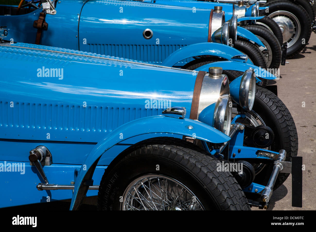 Una fila di auto da corsa francesi Bugatti tipo 37 Classic Racing in blu francese, Inghilterra Foto Stock