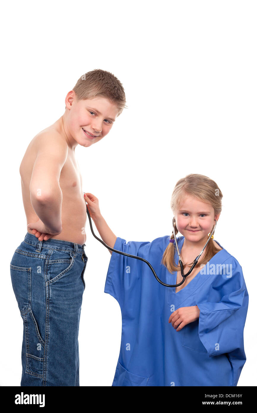 Due bambini stanno giocando medico con stetoscopio Foto Stock