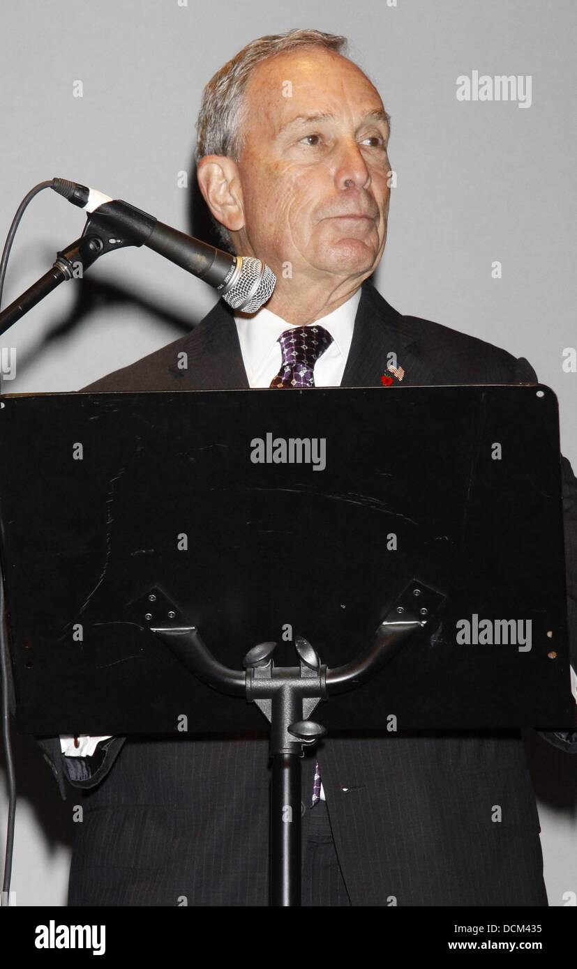 Il sindaco Michael Bloomberg La MaMa DEL 50 ANNIVERSARIO STAGIONE gala tenutosi presso l'Ellen Stewart Teatro. La città di New York, Stati Uniti d'America - 17.10.11 Foto Stock