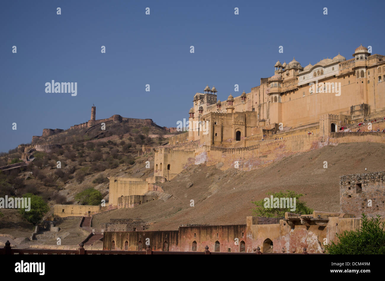 Jaigarh Fort (sopra) e Amber Fort - Jaipur, Rajasthan, India Foto Stock