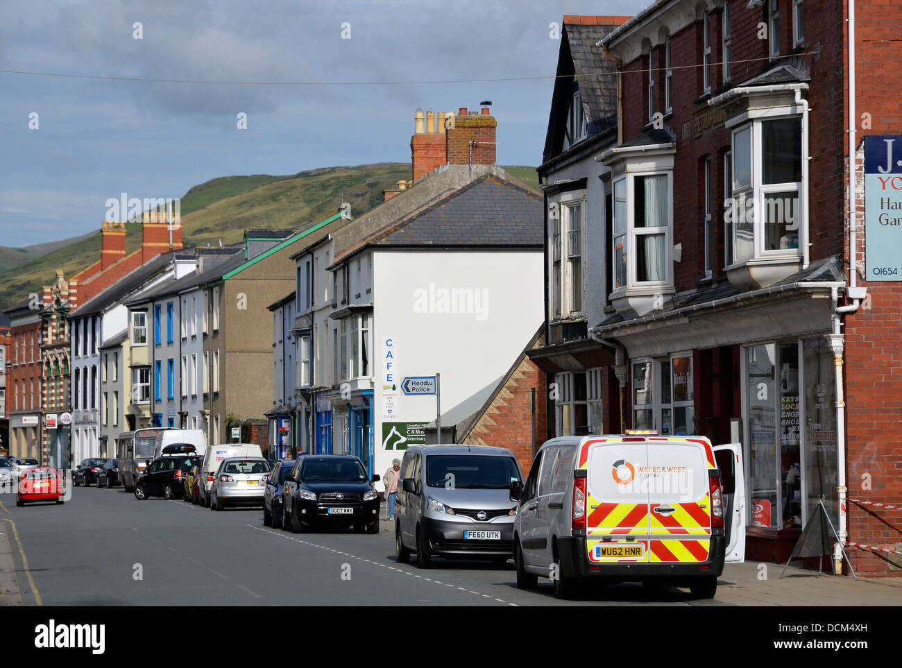 La High Street in Tywyn, Gwynedd, Galles guardando ad est verso la valle Fathew e montagne Foto Stock