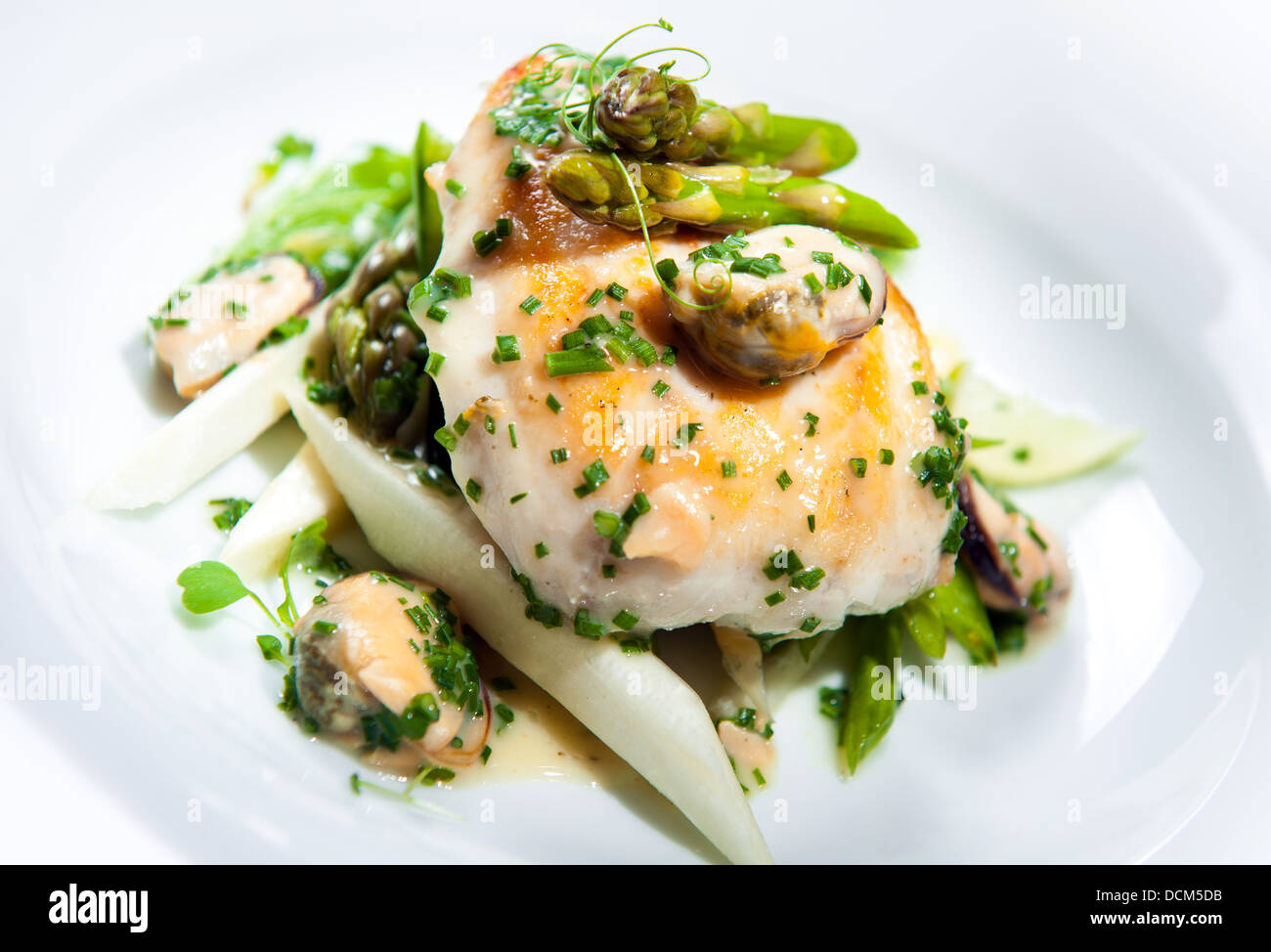 Filetto di pesce e gli asparagi Foto Stock