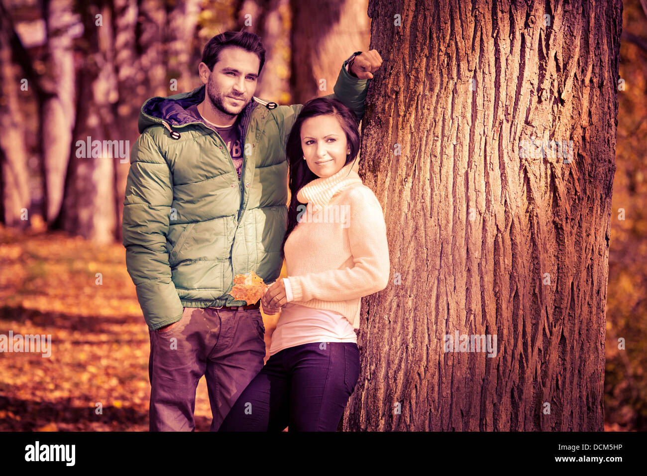 Una giovane coppia in autunno park Foto Stock
