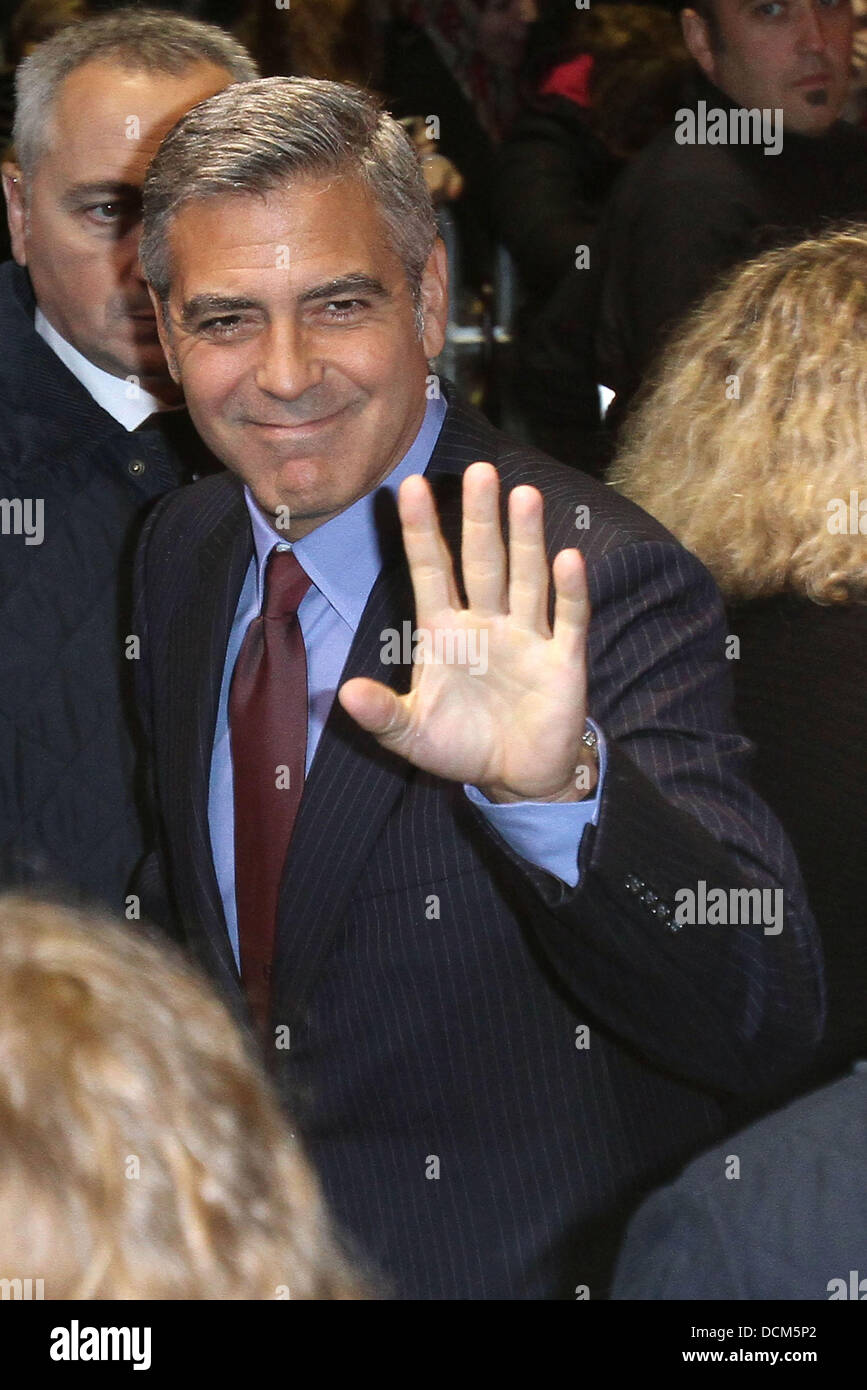 George Clooney arriva a Parigi premiere di 'i discendenti' al cinema UGC Normandie Parigi, Francia - 18.10.11 Foto Stock