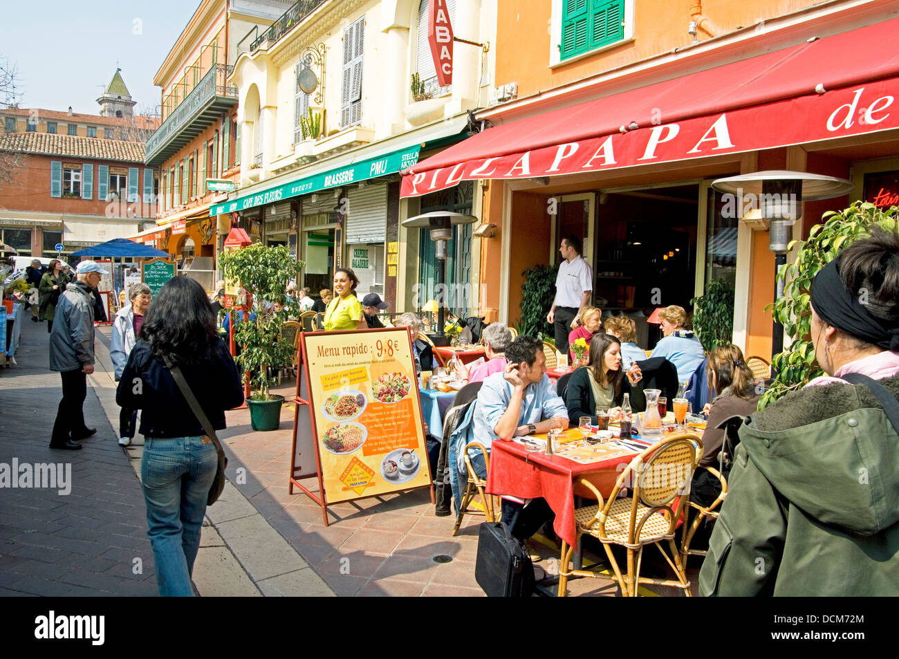 Nizza Cote d'Azur, Francia - ristoranti e caffetterie in Cours Saleya, il  fiore area di mercato Foto stock - Alamy