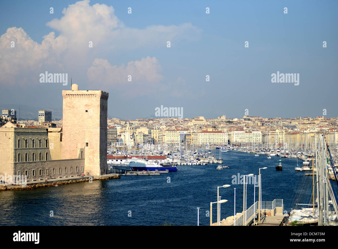 Entrata del Vieux port Marseille Bouche-du-Rhone Cote d Azur Francia Foto Stock