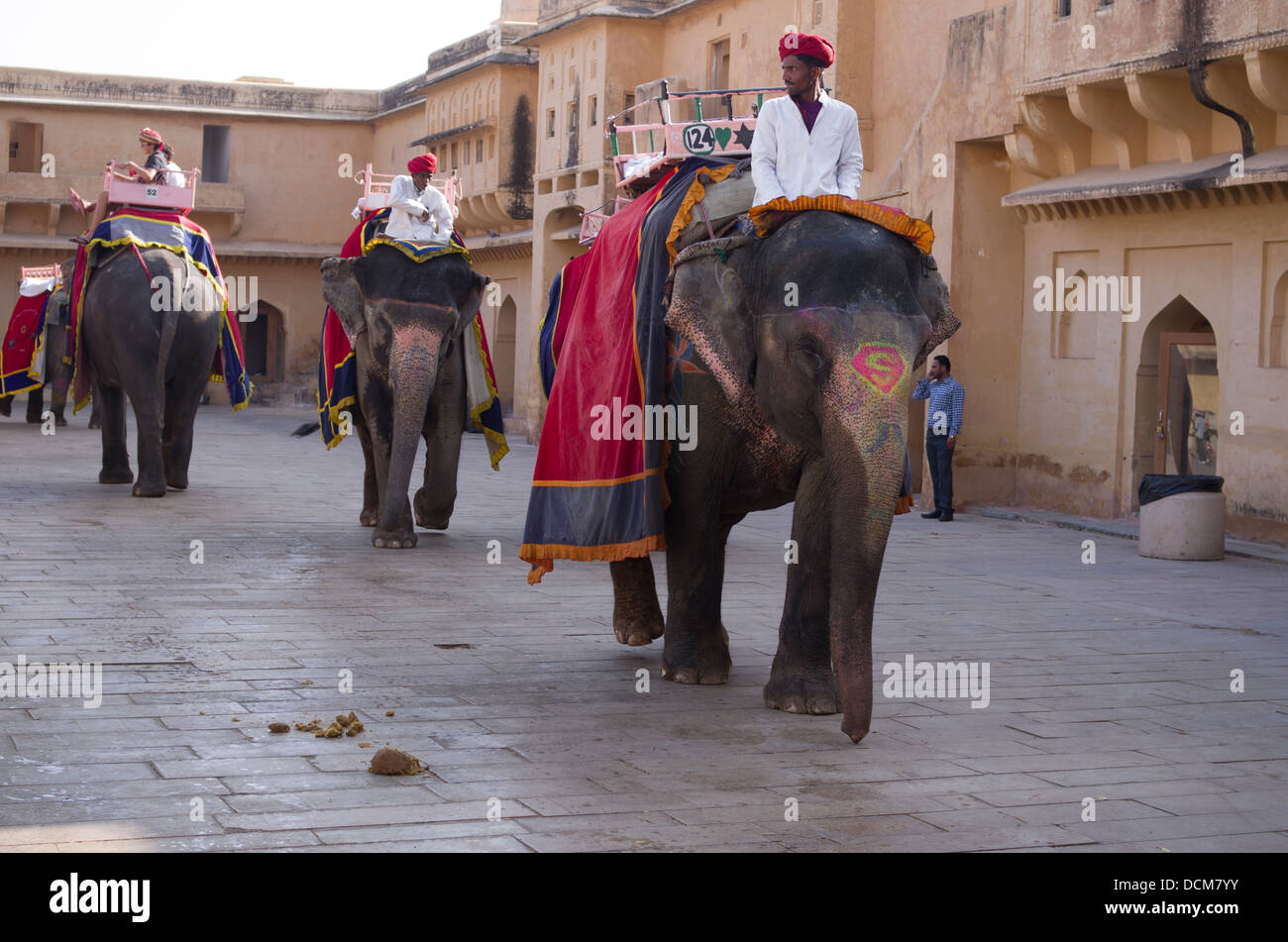 Elefanti indiani che portano i turisti per passeggiate fino ad ambra ( Amer ) Fort / Palace - Jaipur, Rajasthan, India Foto Stock