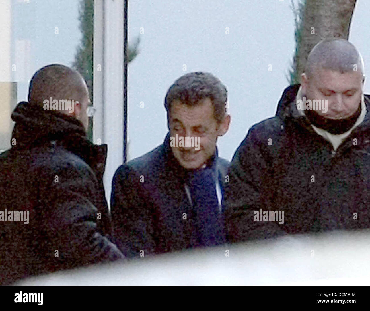 Il presidente francese Nicolas Sarkozy è visto lasciare la Clinique de la Muette ospedale dove sua moglie Carla Bruni recentemente ha dato alla luce una bambina. Il bambino è stato tre settimane in ritardo, Parigi Francia - 20.10.11 Foto Stock