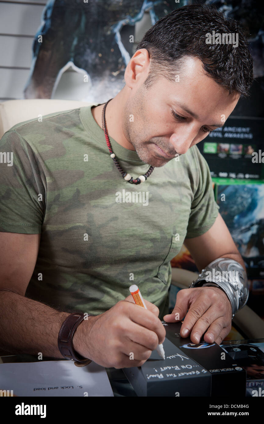 L'attore Cas Anvar a firma di gioco xbox computer ps3 Gaming Event Foto Stock