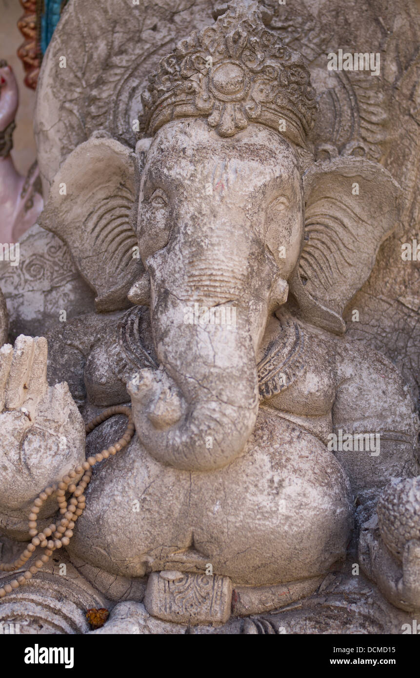 Hindu Ganesha elephant dio statua a Galta Monkey Palace / Temple - Jaipur, Rajasthan, India Foto Stock