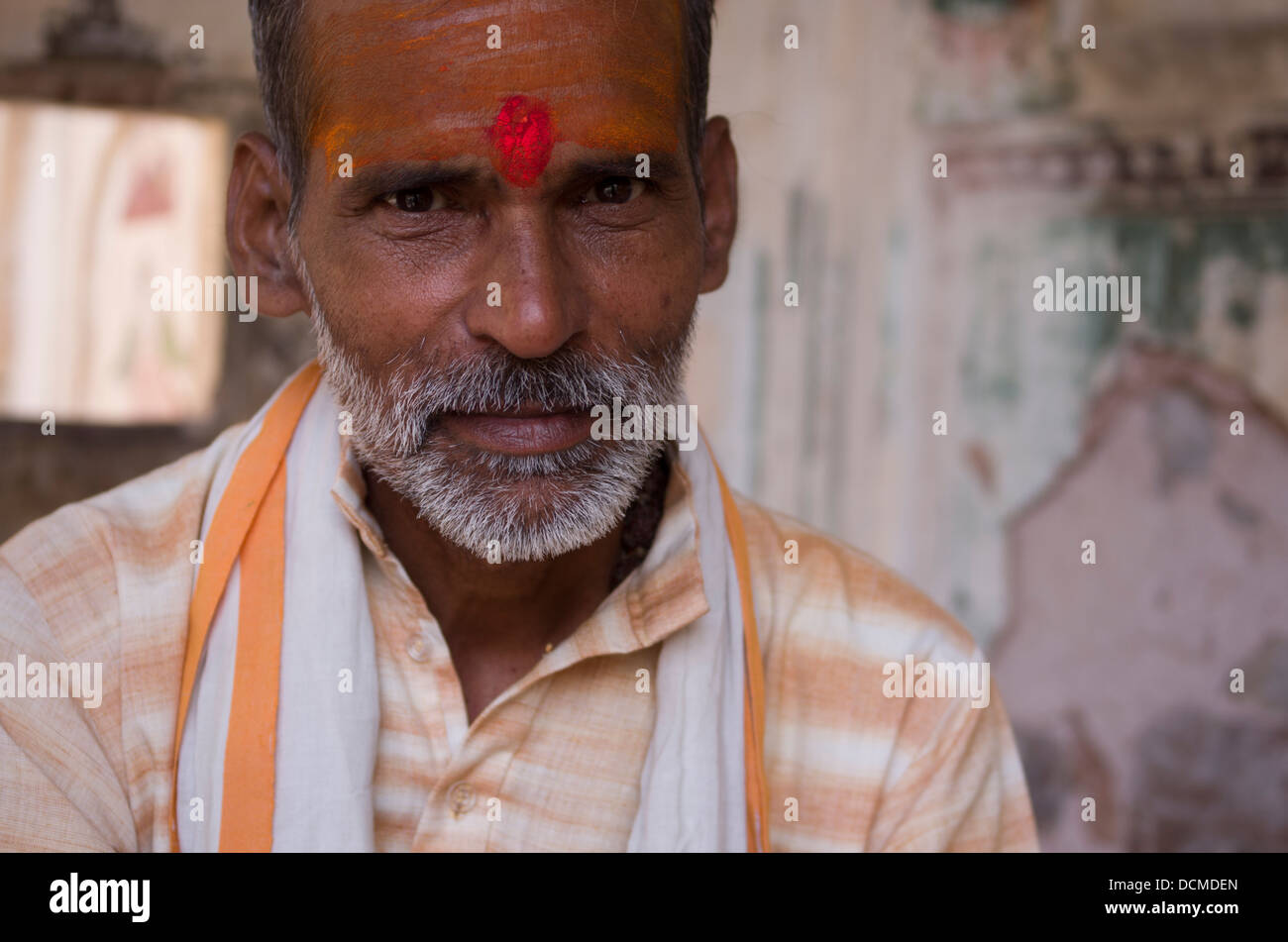 Uomo indù con tilak sulla fronte e la barba a Galta Monkey Palace / Temple - Jaipur, Rajasthan, India Foto Stock