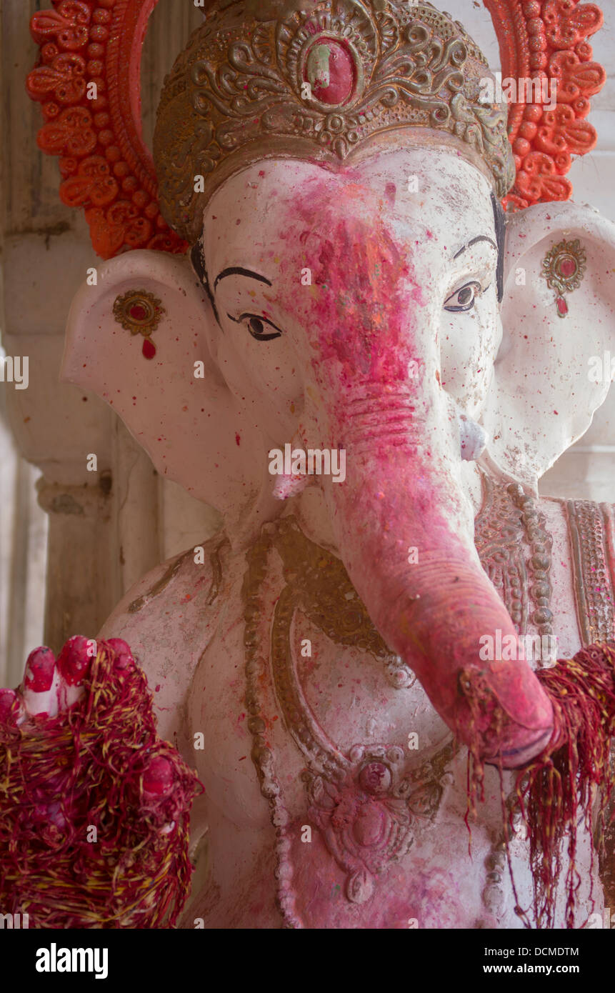Hindu Ganesha elephant dio statua a Galta Monkey Palace / Temple - Jaipur, Rajasthan, India Foto Stock