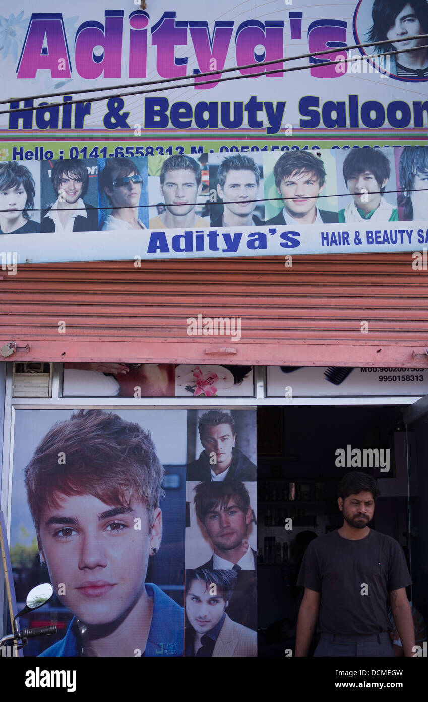 Parrucchieri / Barbieri a Jaipur, Rajasthan, India con Justin Beiber poster Foto Stock