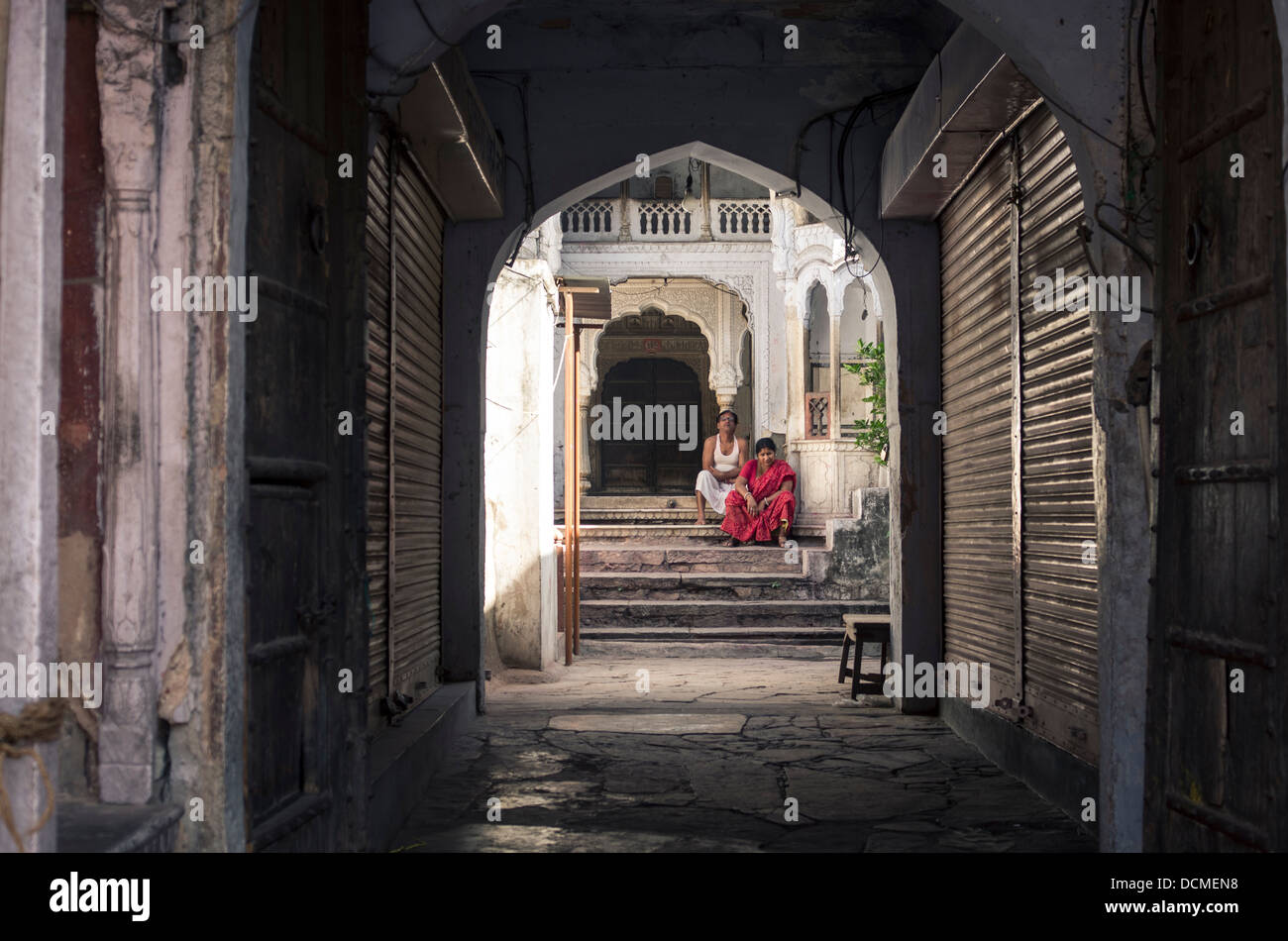 Un indiano giovane seduto fuori della casa di Jaipur, Rajasthan, India Foto Stock