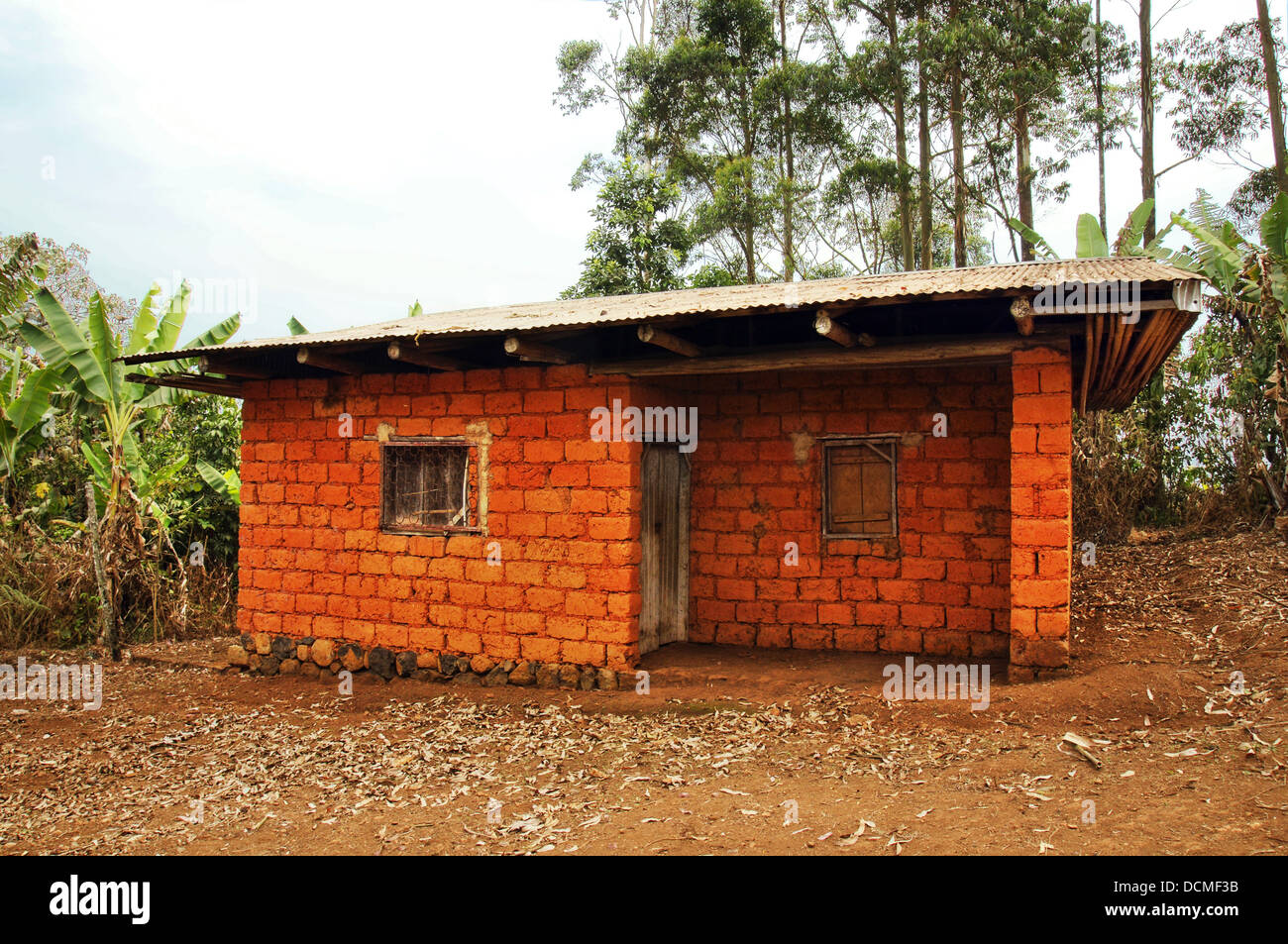 African casa fatta di terra rossa di mattoni Foto Stock