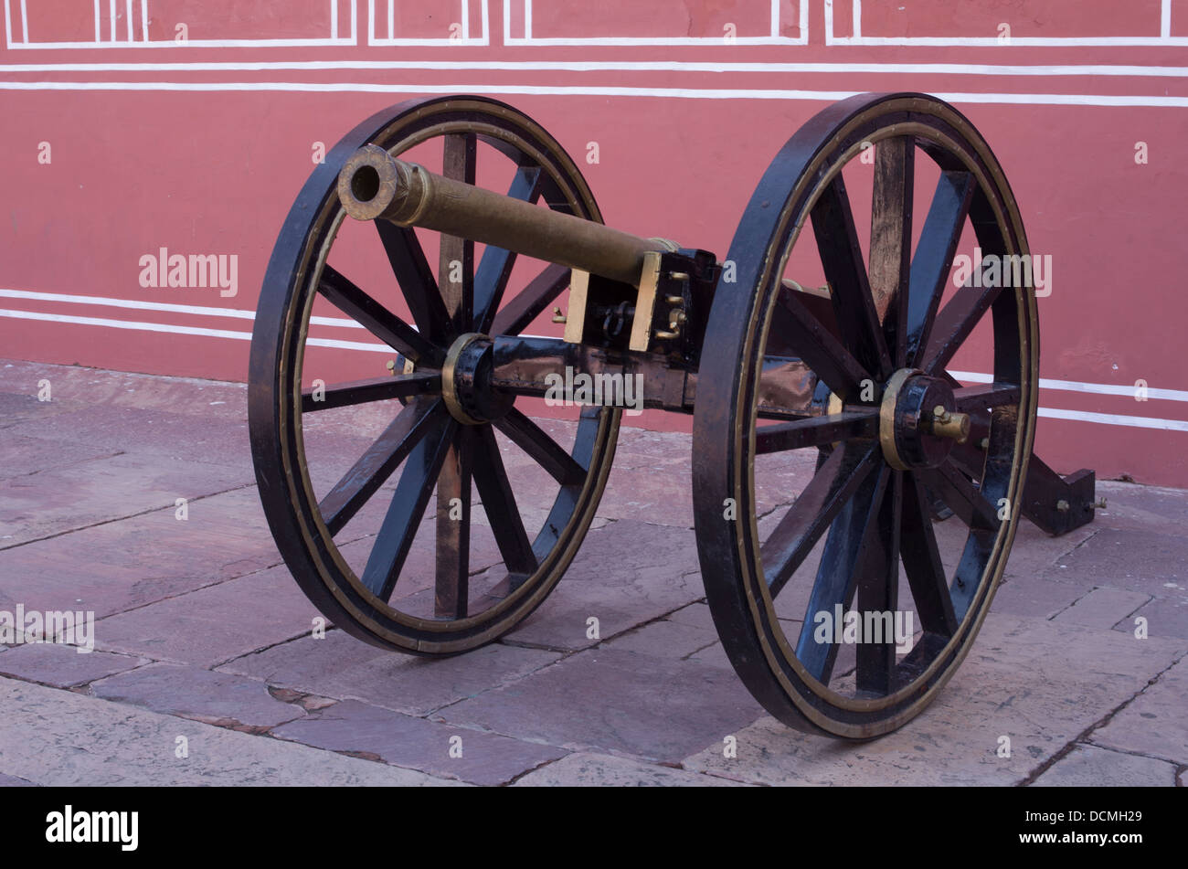 I cannoni sul display al City Palace - Jaipur, Rajasthan, India Foto Stock