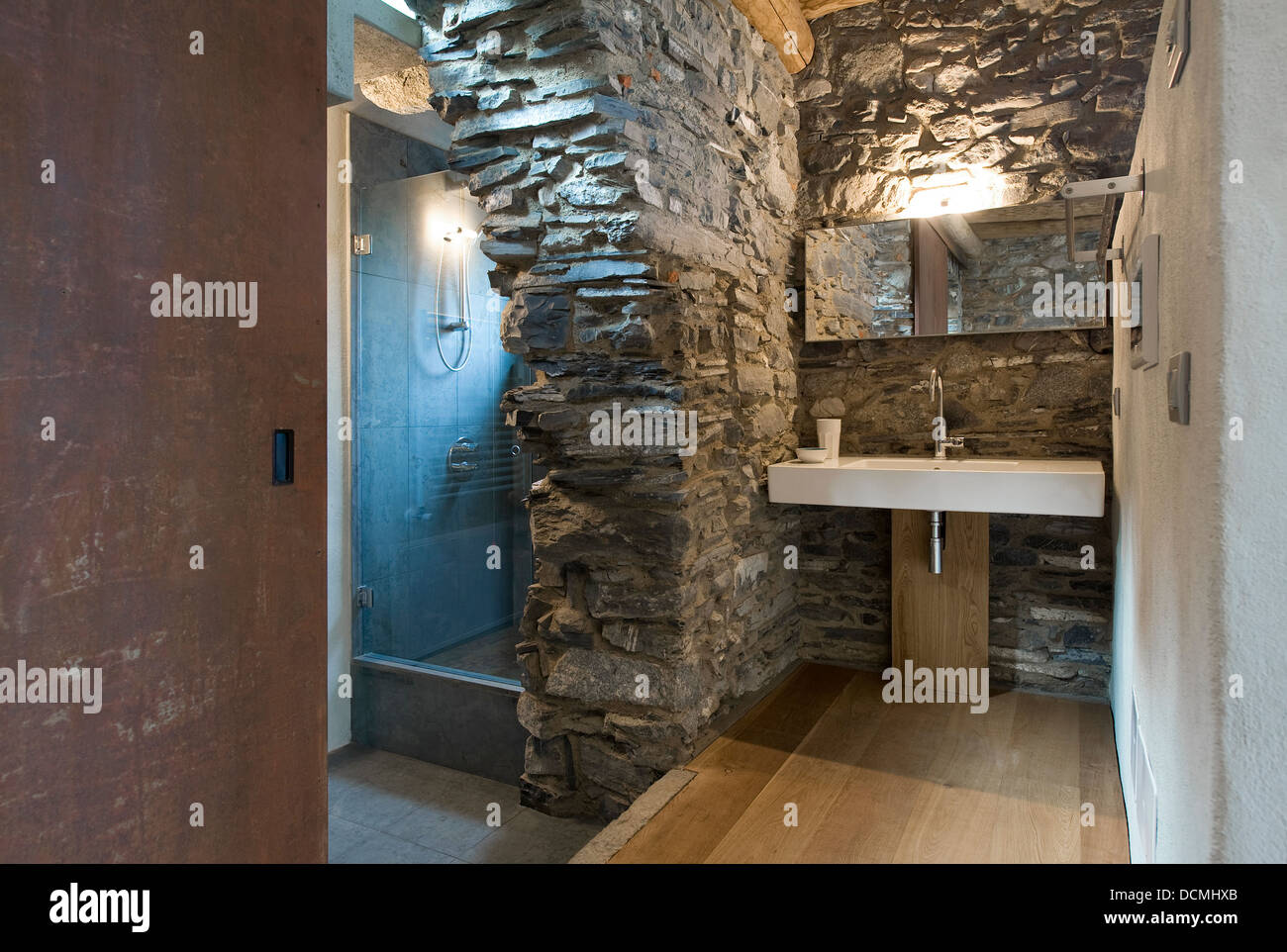 Moderno, bagno moderno in casa rustico Foto Stock