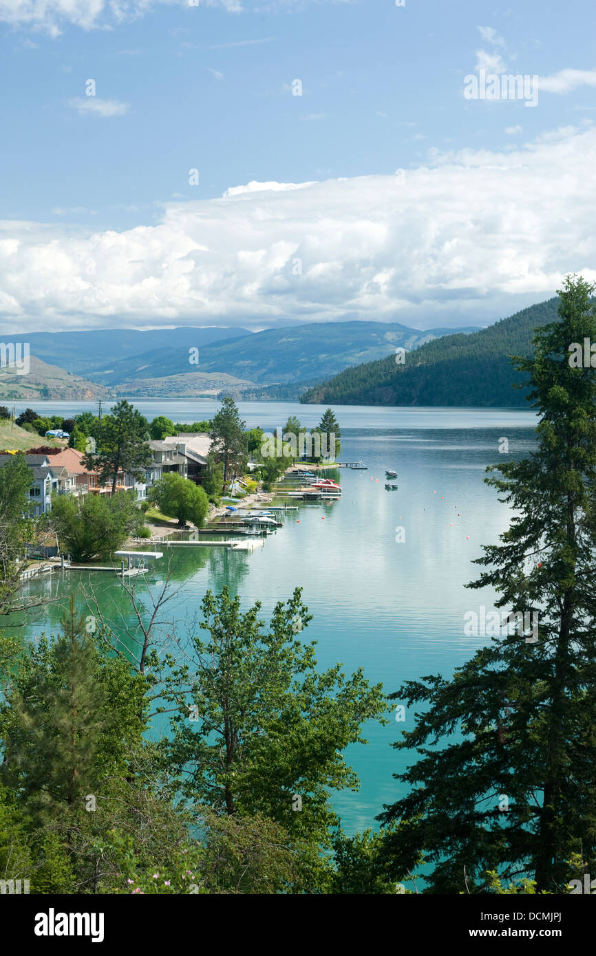 Case sul lago Lago KALAMALKA DELLA COLUMBIA BRITANNICA IN CANADA Foto Stock