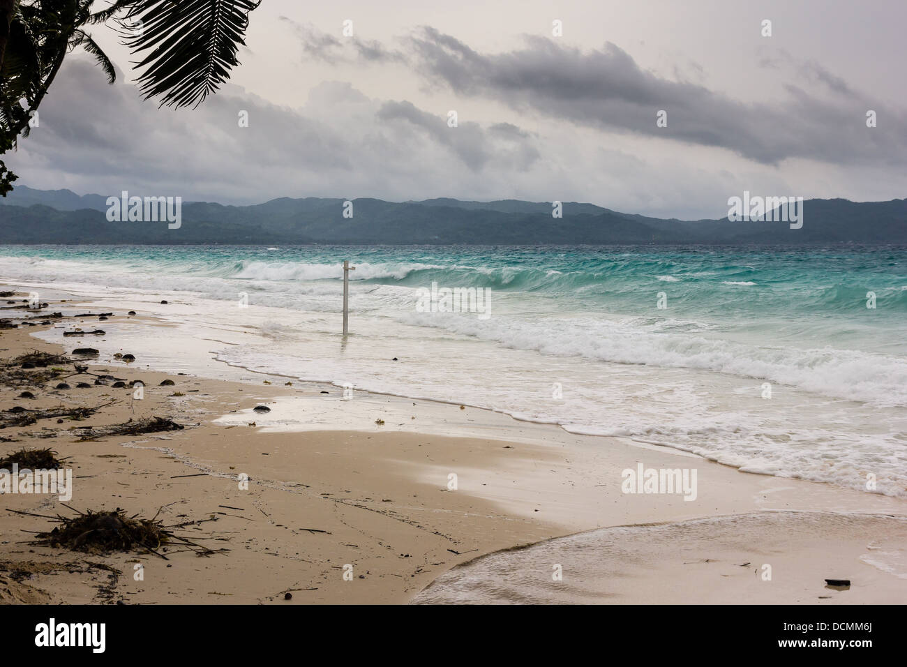 Mare mosso pastella una spiaggia tropicale durante la stagione dei monsoni Foto Stock