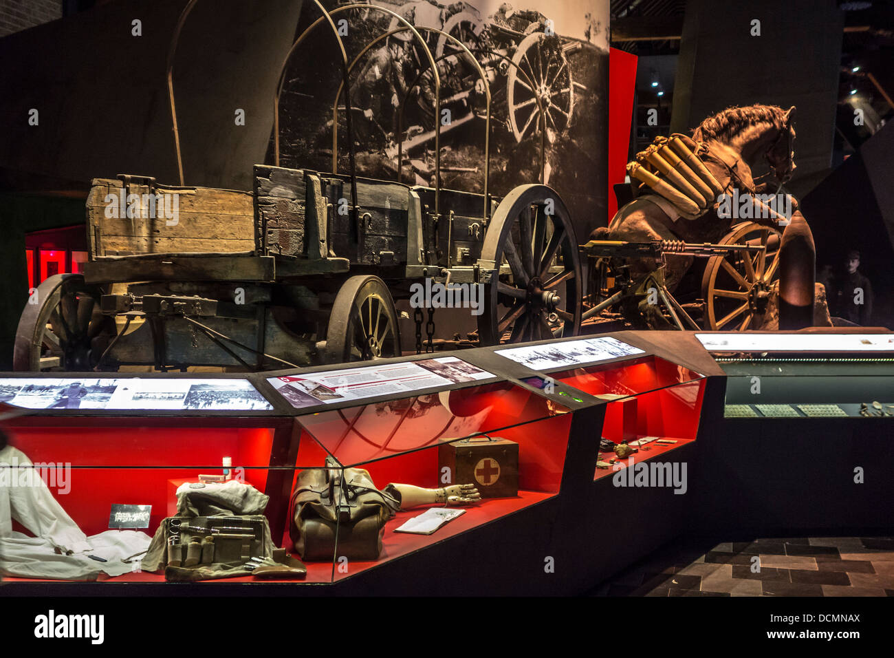 Vecchio carrello di legno e la prima guerra mondiale uno armi e WW1 risultati all'In Flanders Fields Museum, Ypres, Fiandre Occidentali, Belgio Foto Stock