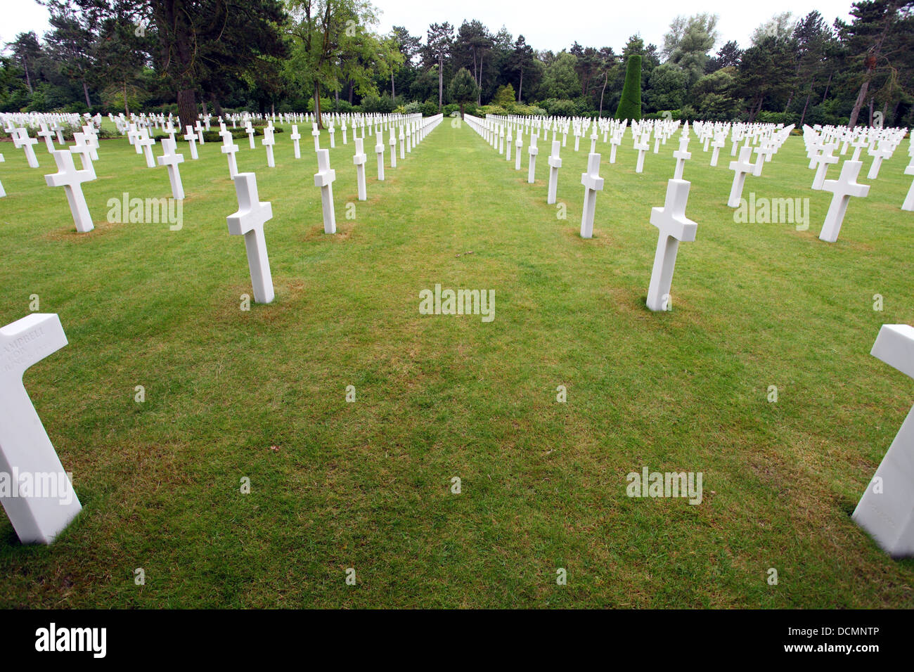 Le lapidi in Normandia American Memorial e il cimitero, mantenuta dalla Commissione di Monumenti di Combattimento americana Foto Stock