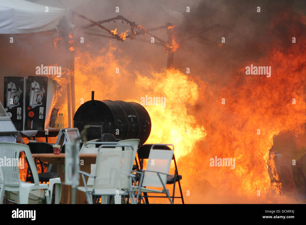 Un incendio esplode in vita e brucia giù un marchese durante un evento comunitario nel nord di Londra, Regno Unito Foto Stock