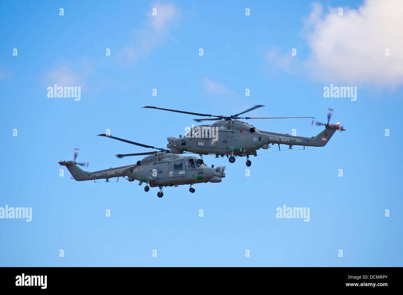 Chiudere orizzontale di due Westland Lynx elicotteri volare verso ogni altra durante un stunt in corrispondenza di un air show. Foto Stock