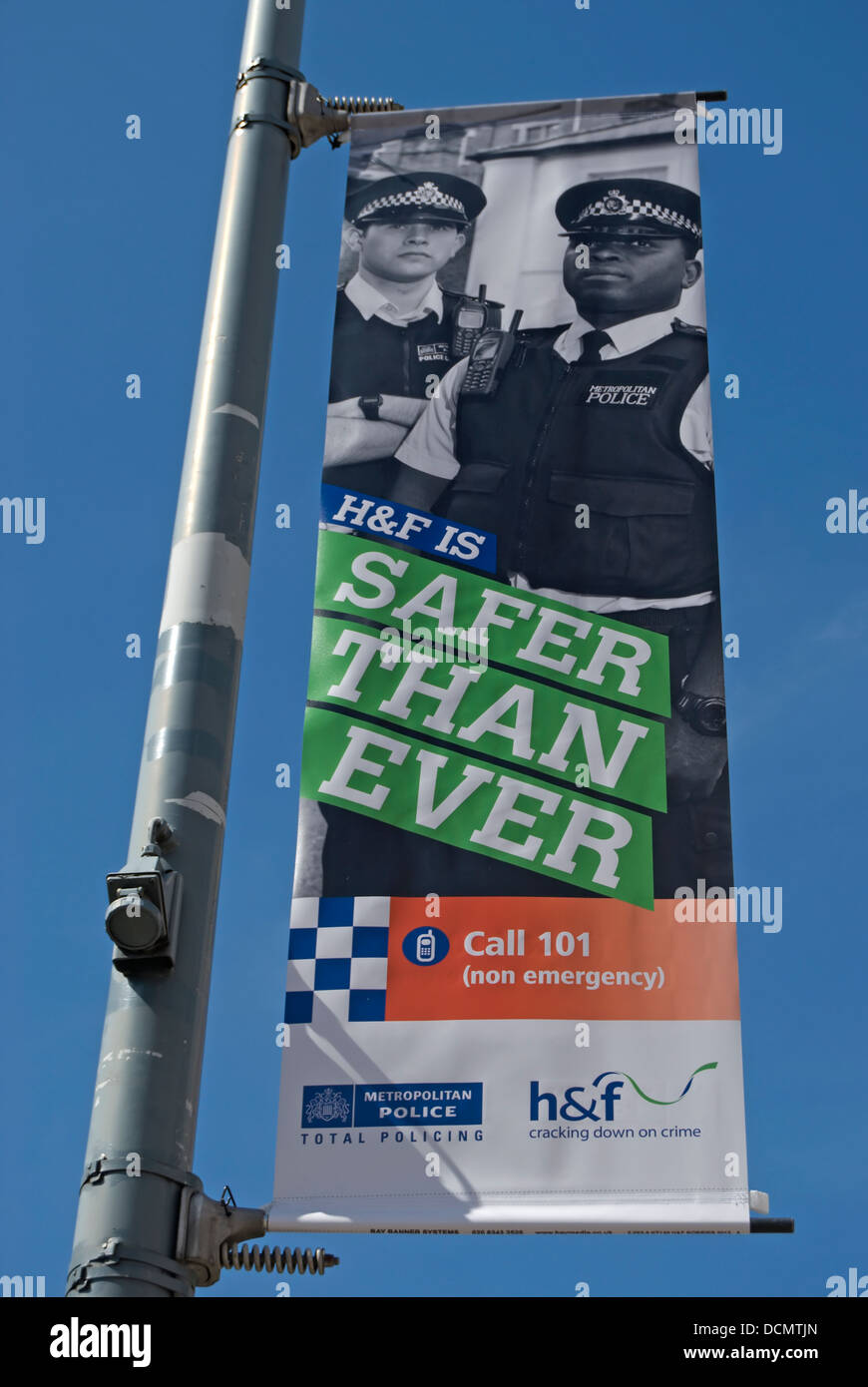 Hammersmith e Fulham consiglio prevenzione della criminalità poster, sostenendo il borgo è più sicuro che mai, Hammersmith, Londra, Inghilterra Foto Stock