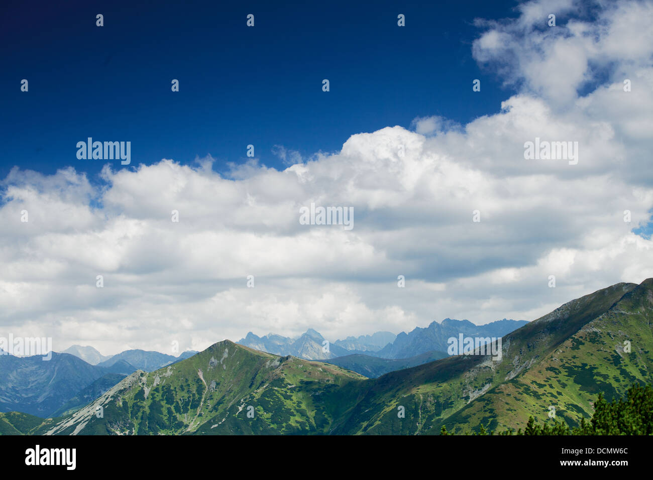 Panorama di Tatra Mountainsat a picco Ornak o il bellissimo paesaggio Foto Stock