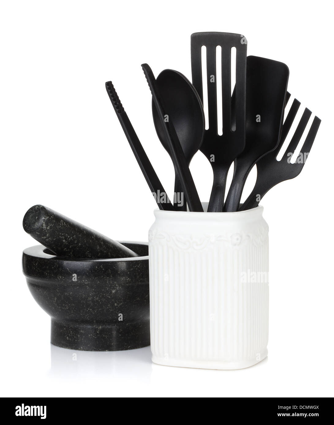 Utensili da cucina nel supporto, mortaio e pestello. Isolato su sfondo bianco Foto Stock
