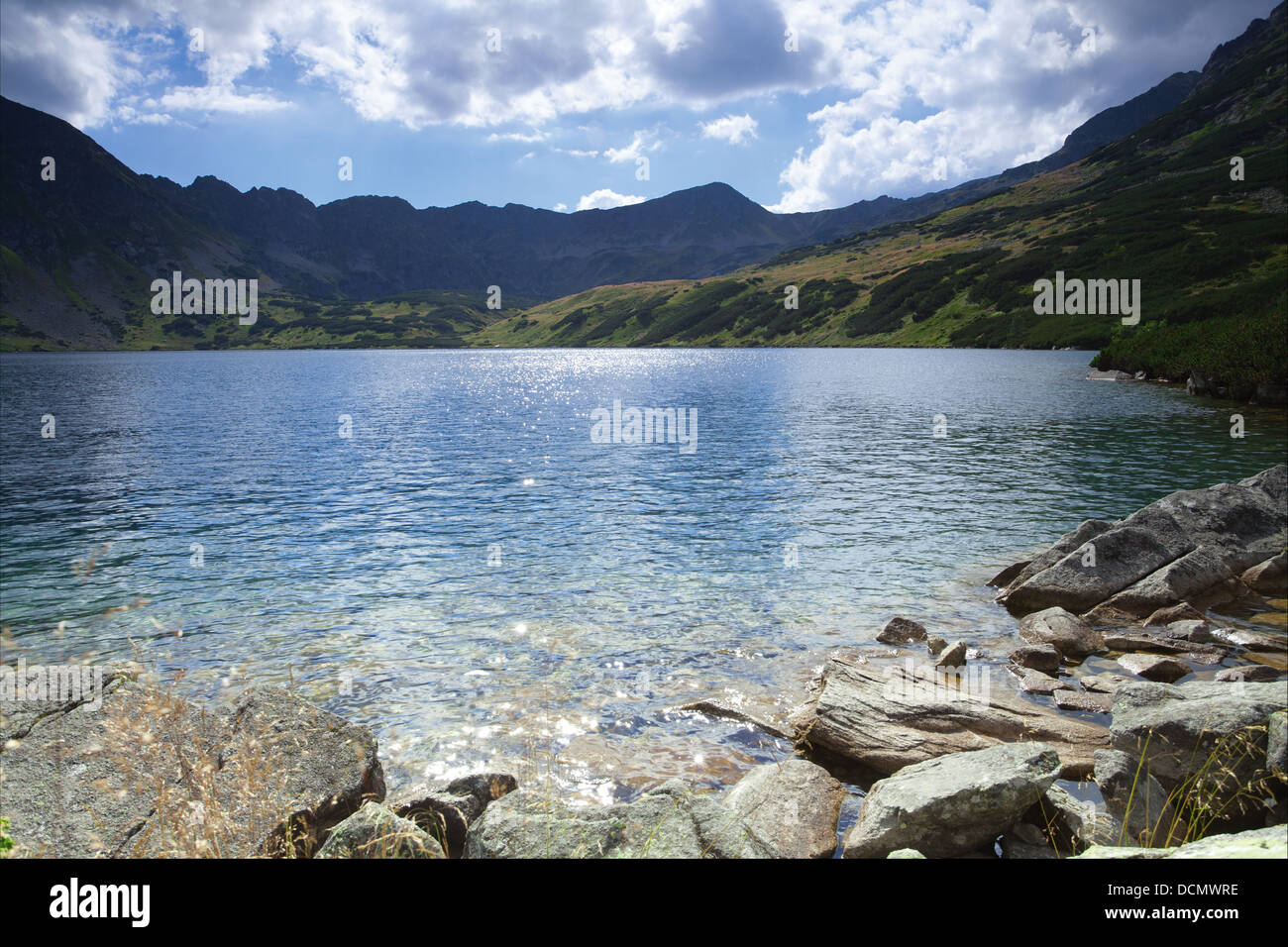 Lo splendido paesaggio del lago di montagna o cinque laghi valley nel Parco nazionale dei Alti Tatra Foto Stock