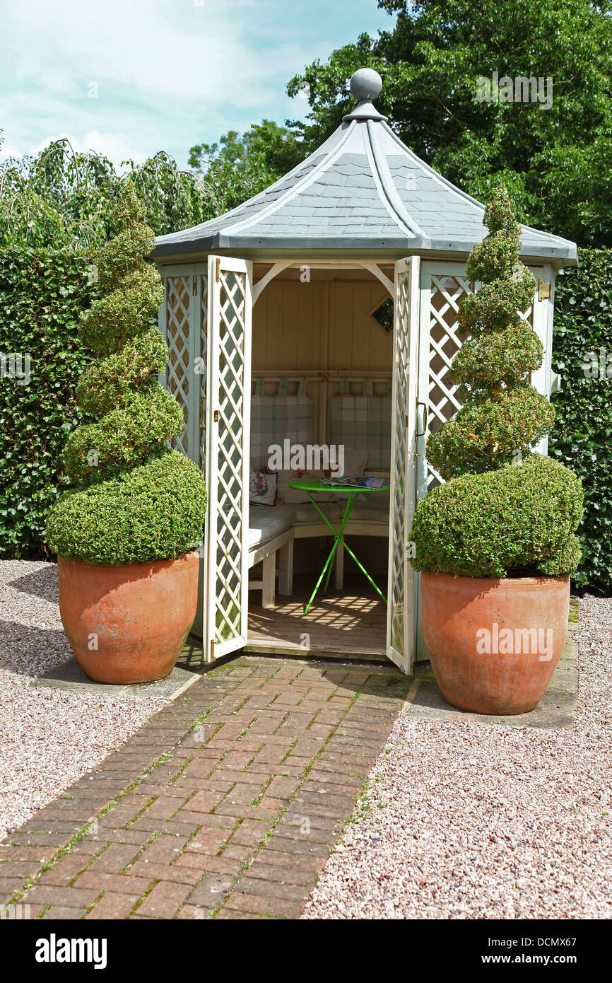 Una casa estiva a Wollerton Old Hall Giardini Giardino Wollerton Market Drayton Shropshire England Regno Unito Foto Stock