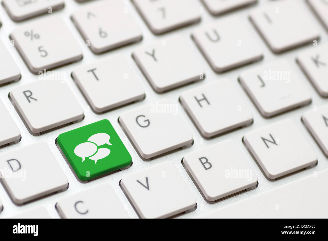 Social Media pulsante su una tastiera con il discorso di bolle. Foto Stock