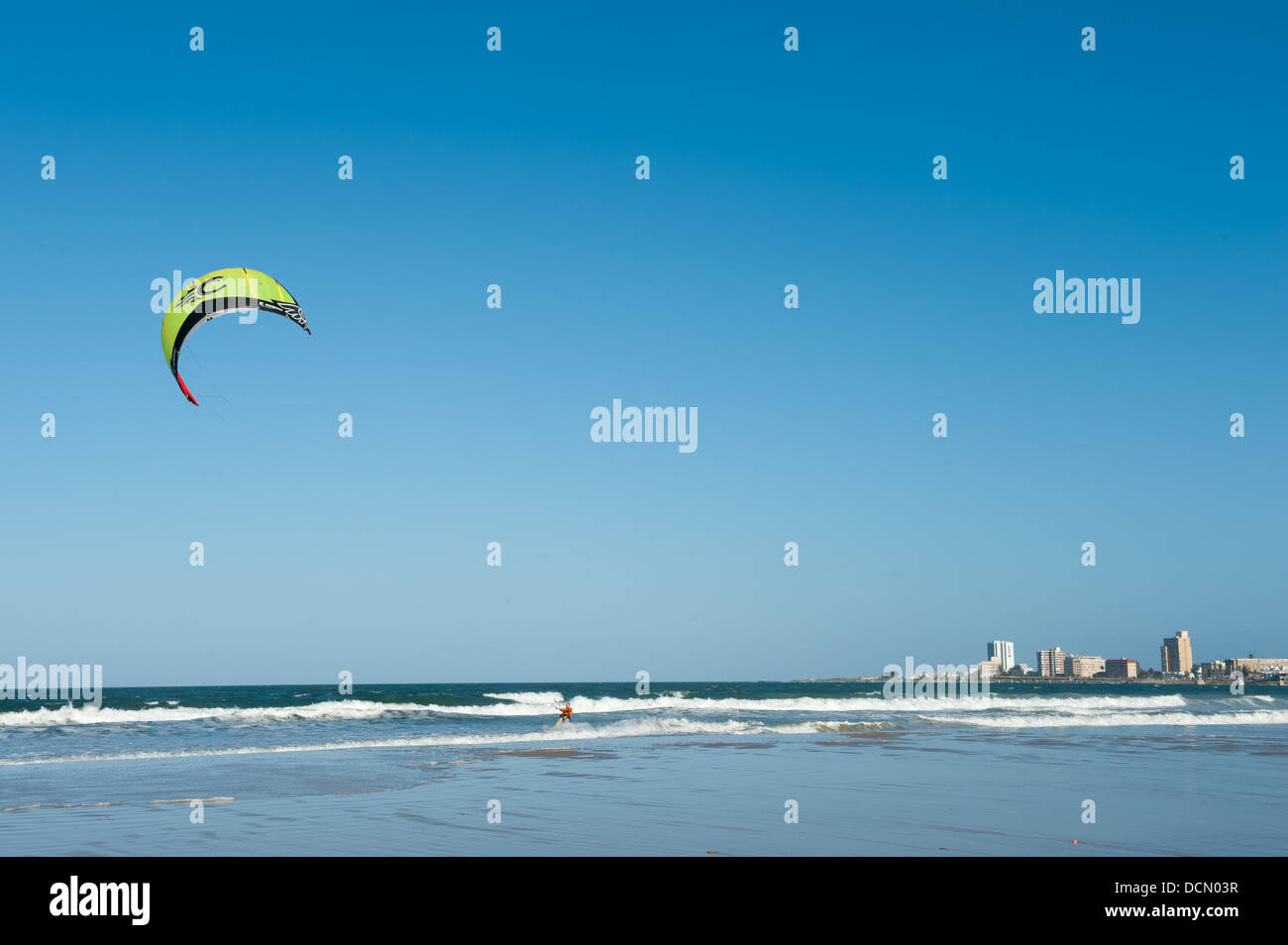 Il kite surf, Port Elizabeth, Capo orientale, Sud Africa Foto Stock