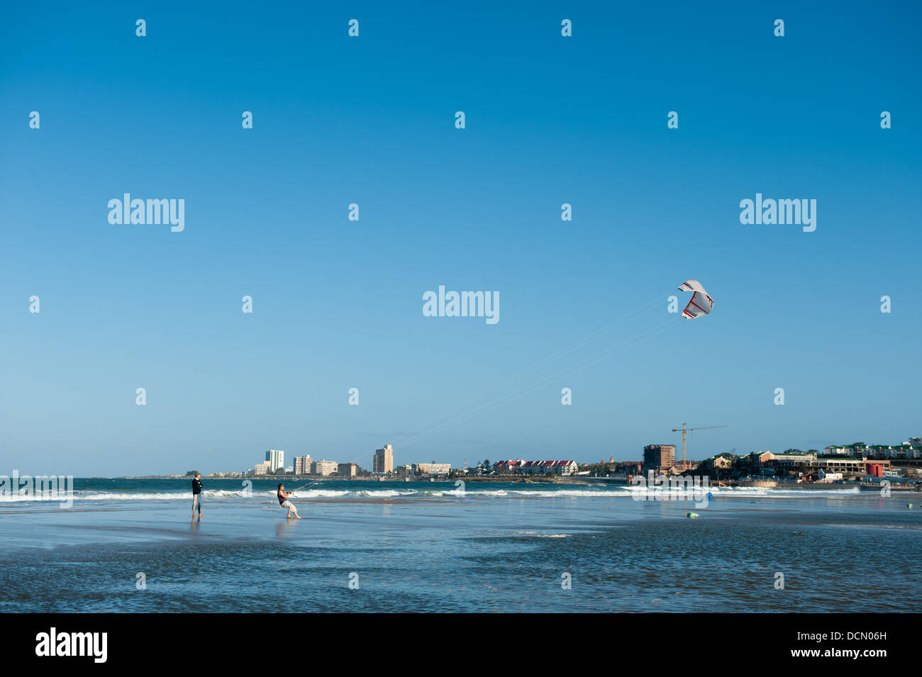 Il kite surf, Port Elizabeth, Capo orientale, Sud Africa Foto Stock