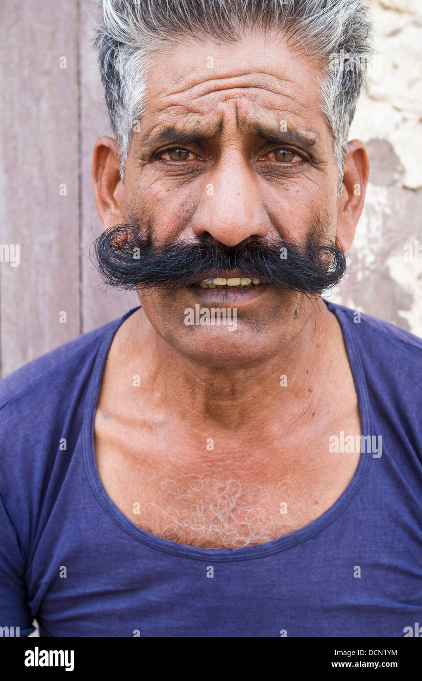 Indian uomo con grandi baffi cespuglioso a Meherangarh Fort - Jodhpur, Rajashtan, India Foto Stock