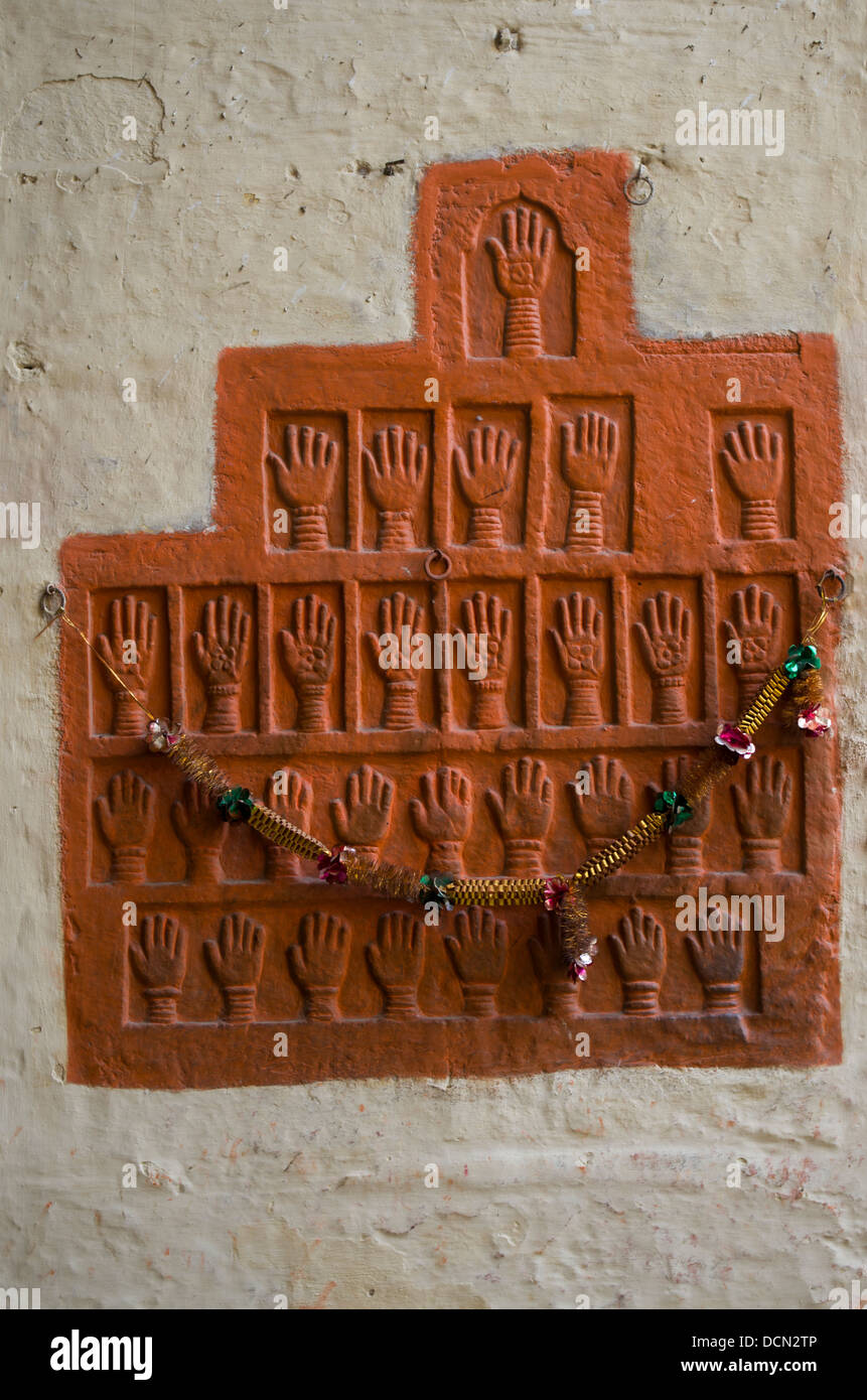 Stampe a mano delle mogli che hanno commesso Sati / suttee auto-immolazione sulla pira funeraria Meherangarh Fort, Jodhpur, Rajashtan, India Foto Stock